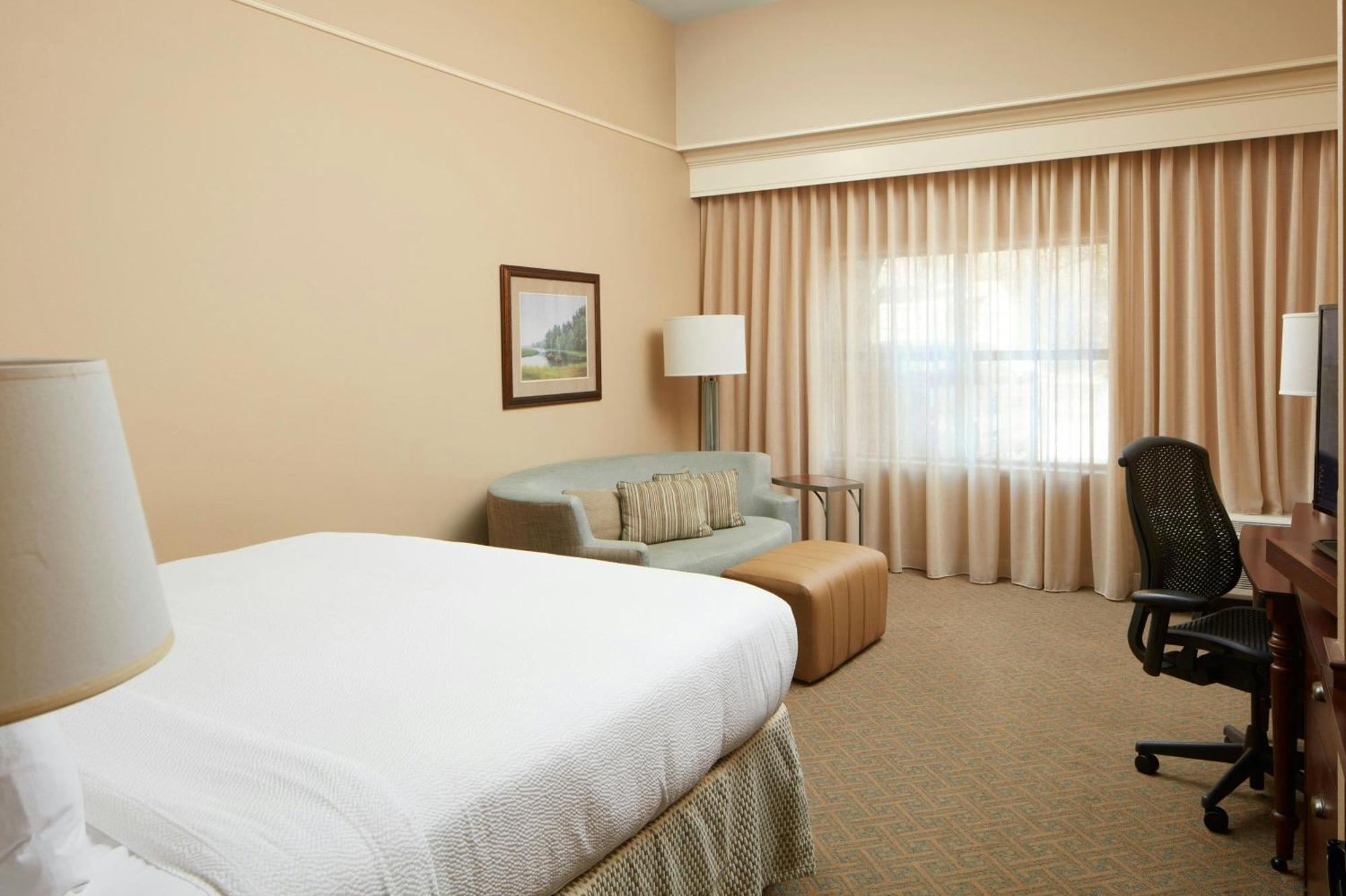 คอร์ตยาร์ด ชาร์ลสตัน เมาน์ท เพลสเซน Hotel เมาท์เพลสเซนท์ ภายนอก รูปภาพ
